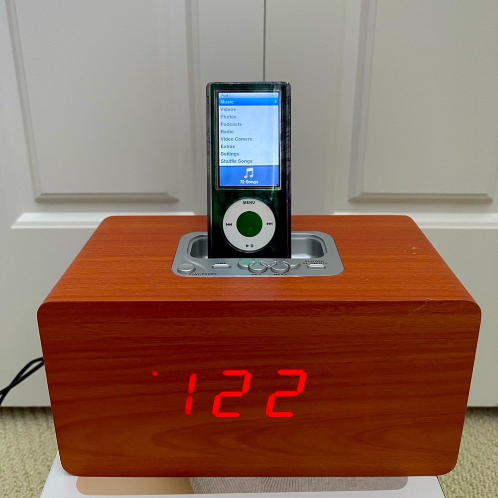 iPod Nano 5th Gen + speaker dock